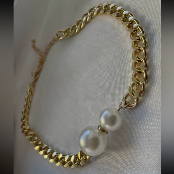 Anthropologie Jewelry - Vintage Pearl Elegant Gold Necklace